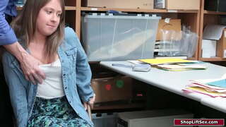 ���ოგონა არის, აბაზანა და ოფიცერი სჯის მას.ის twins, პატარა ძუძუები და დომინირებს მისი მისთვის მიცემა.შემდეგ მან and her pussy