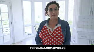 ť�奶阿曼达莱德的秘密职业展示了她的Stepgrandson第一手