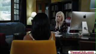 Лава Ави ғына күҙәтеп, үҙе кеүек кензи наслаждайся киске лизание тейлор