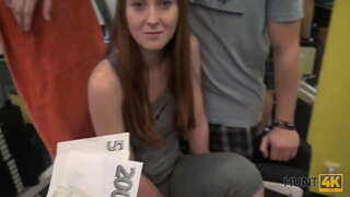 HUNT4K. Nakit için Cuckold hunter boş spor salonunda onun GF fuck izin verir