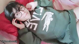 העשרה שהיא מרגשת את הכוס שלה