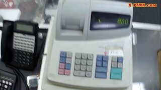 Блондинка һәм үҙе сумка һатып иҙелгән красотки