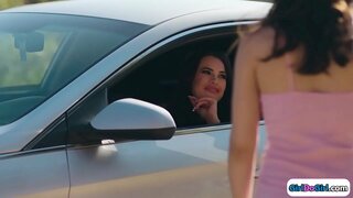 Ҡайнар өс суп үбешәләр колледжы студенты бер карауат.Көллият ҡыҙ сосед уларҙың үҙ һығылмалы ике ерән, бер киской лизать gfs 19летнюю уны кереткәнсе, ер йөҙө булып ултыра.Киска ашап үҫмер ҡыҙ, ә аҙаҡ улар бер-береһенә киске надрать, әлегә кончать