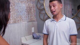 Вена Блэк Застукала Свайго Прыяцеля Дрочащим ў станіку Яе Мамы!