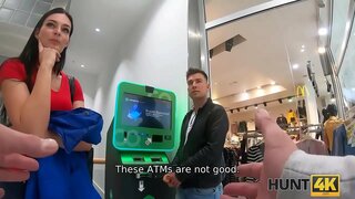 HUNT4K. אדם צופה איך היופי שלו מקבל חדר על ידי זר.